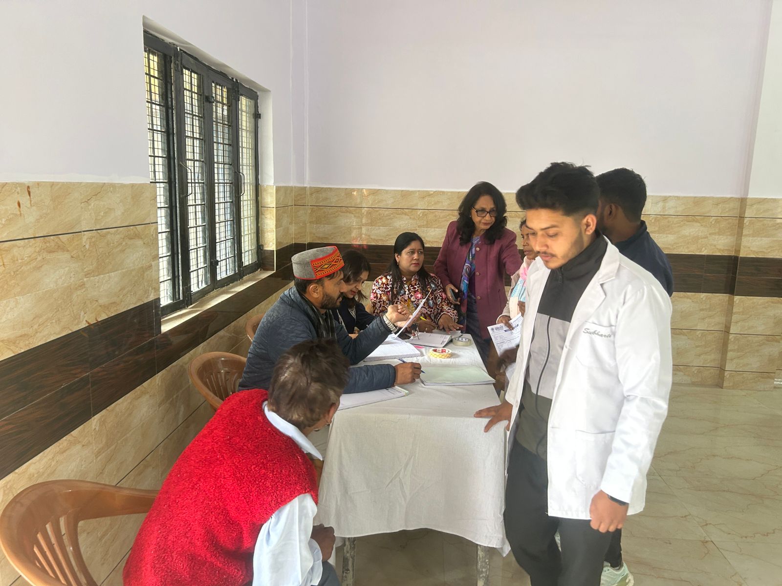 देहरादून: हर्षल फाउंडेशन ने लगाया निःशुल्क स्वास्थ्य शिविर; विशेषज्ञों ने जांची सैकड़ों की सेहत, मुफ्त दवाइयों के साथ मिला परामर्श